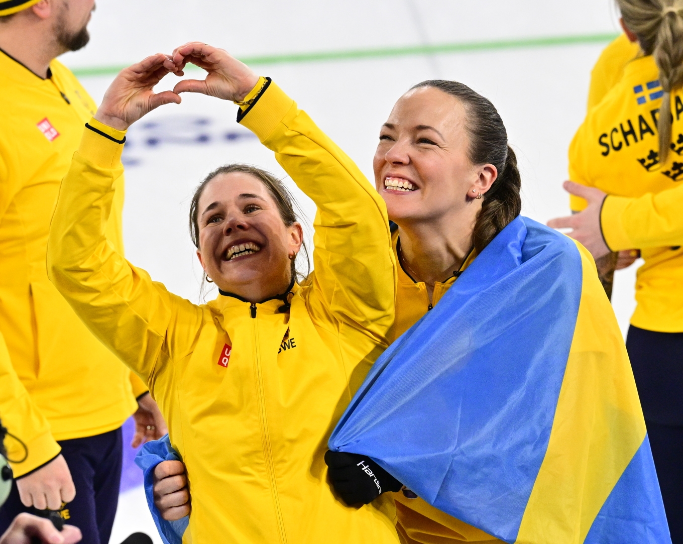 Anna Hasselborg och Agnes Knochenhauer i lag Hasselborg guldjublar i Cortina. Foto: Jonas Ekströmer/TT