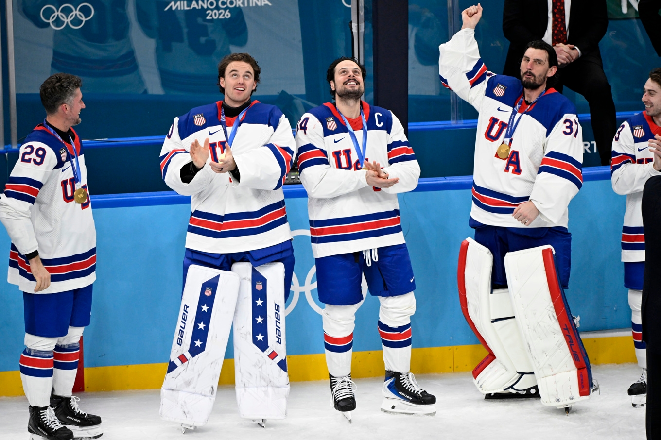Brock Nelson (29), reservmålvakten Jake Oettinger, lagkaptenen Auston Matthews och målvaktshjälten Connor Hellebuyck firar OS-guldet. Foto: Emmi Korhonen/Lehtikuva/TT