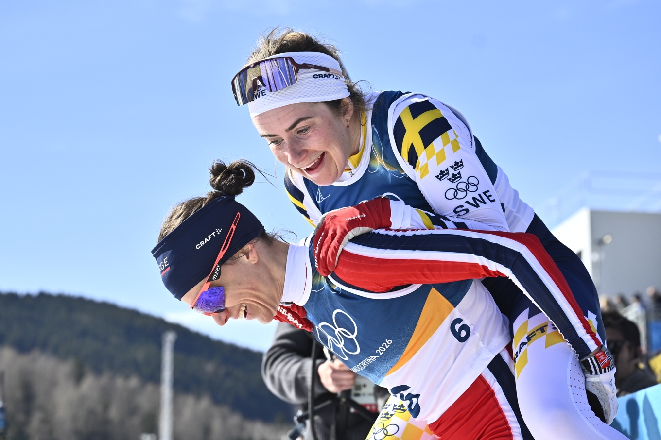 Ebba Andersson fira OS-guldet tillsammans med silvermedaljören Heidi Weng från Norge. Foto: Christine Olsson/TT