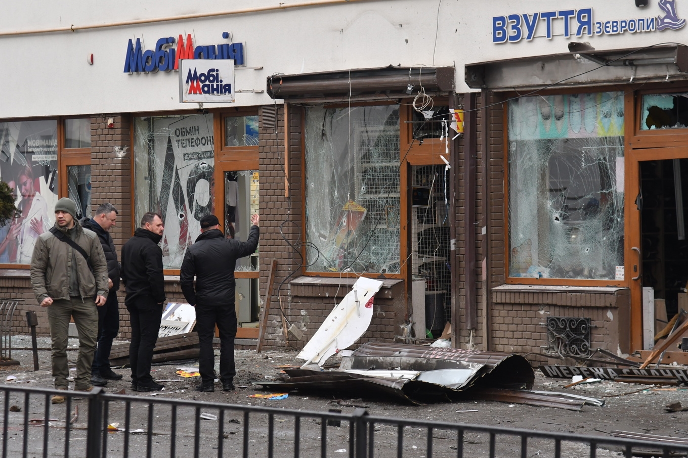 Inrikesminister Ihor Klymenko, näst längst till höger i bild, vid platsen för en explosion i Lviv på söndagen. Foto: Mykola Tys/AP/TT