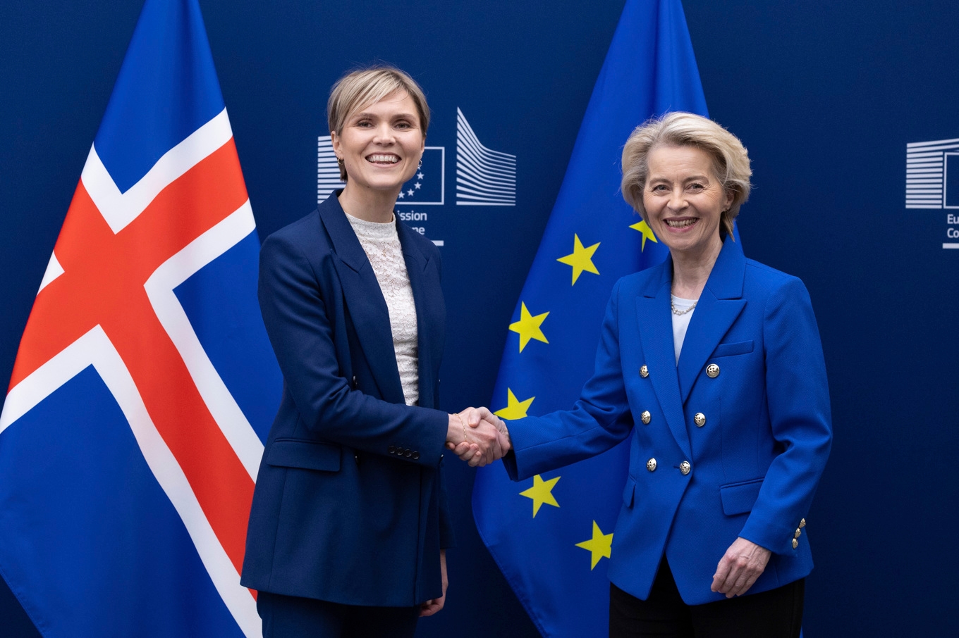 Islands statsminister Kristrún Frostadóttir med EU-kommissionens ordförande Ursula von der Leyen under ett möte i Bryssel i april 2025. Foto: Omar Havana/AP/TT