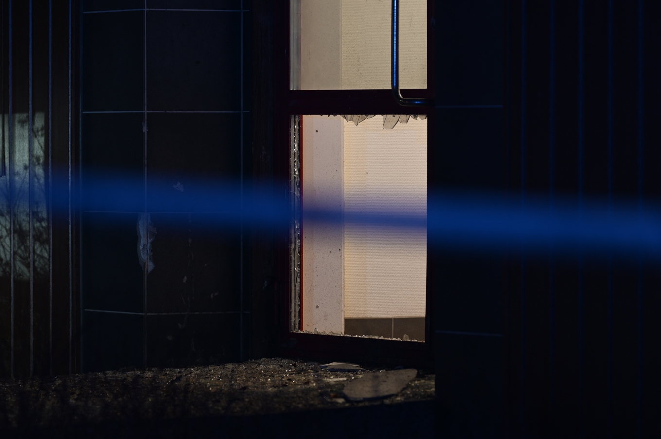 En explosion inträffade i en port i Upplands Väsby sent på söndagen. Foto: Magnus Lejhall/TT