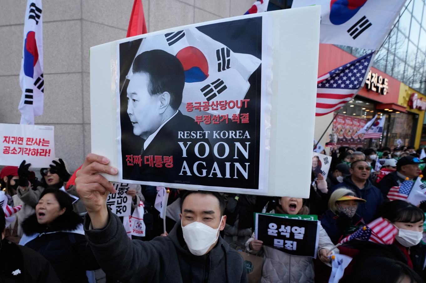 Anhängare till Sydkoreas expresident Yoon Suk-Yeol demonstrerade utanför domstolsbyggnaden i Seoul i samband med att domen meddelades. Foto: Ahn Young-Joon/AP/TT