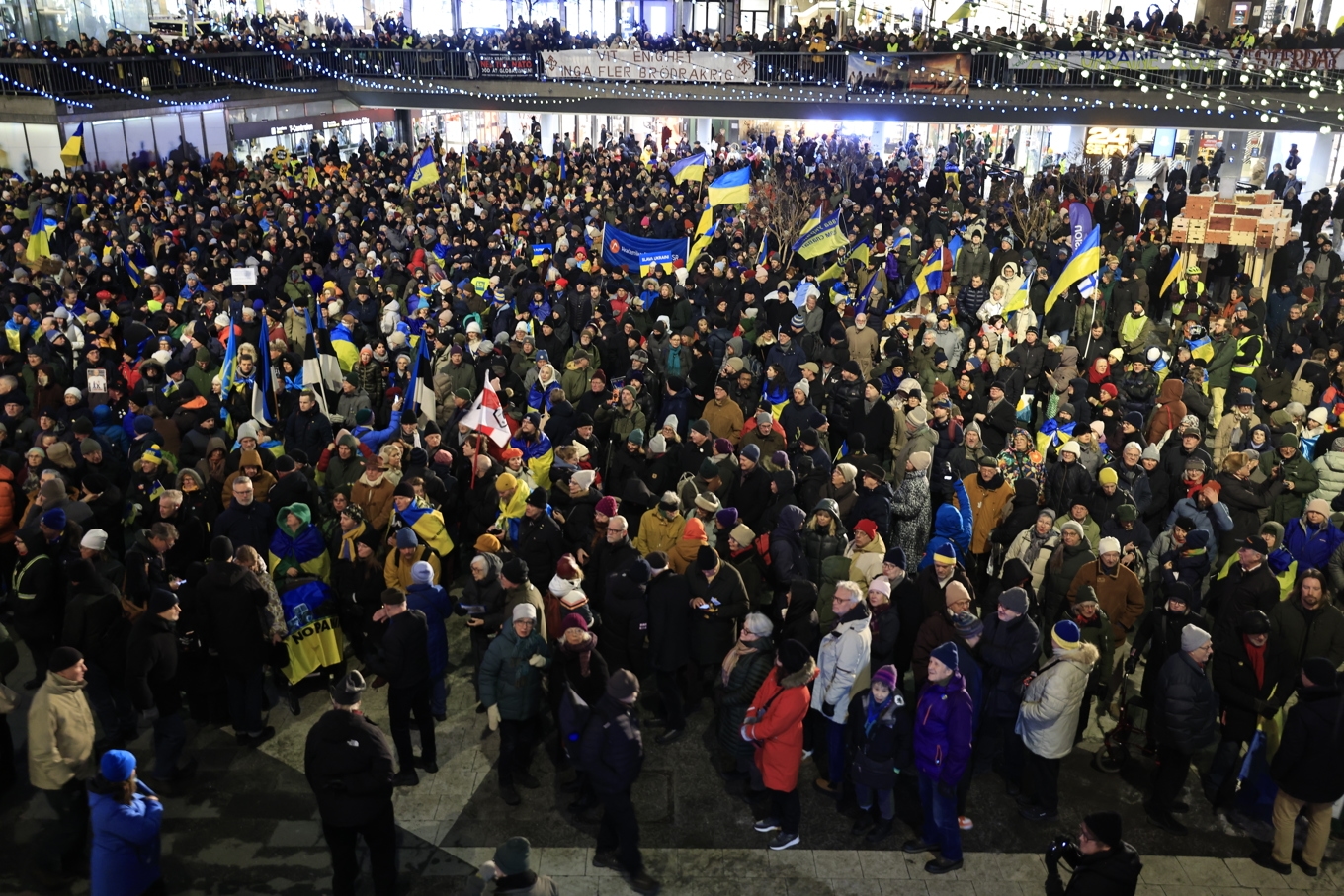 Demonstration vid Sergels torg i centrala Stockholm på fyraårsdagen av Rysslands fullskaliga invasion av Ukraina. Foto: Stefan Jerrevång/TT