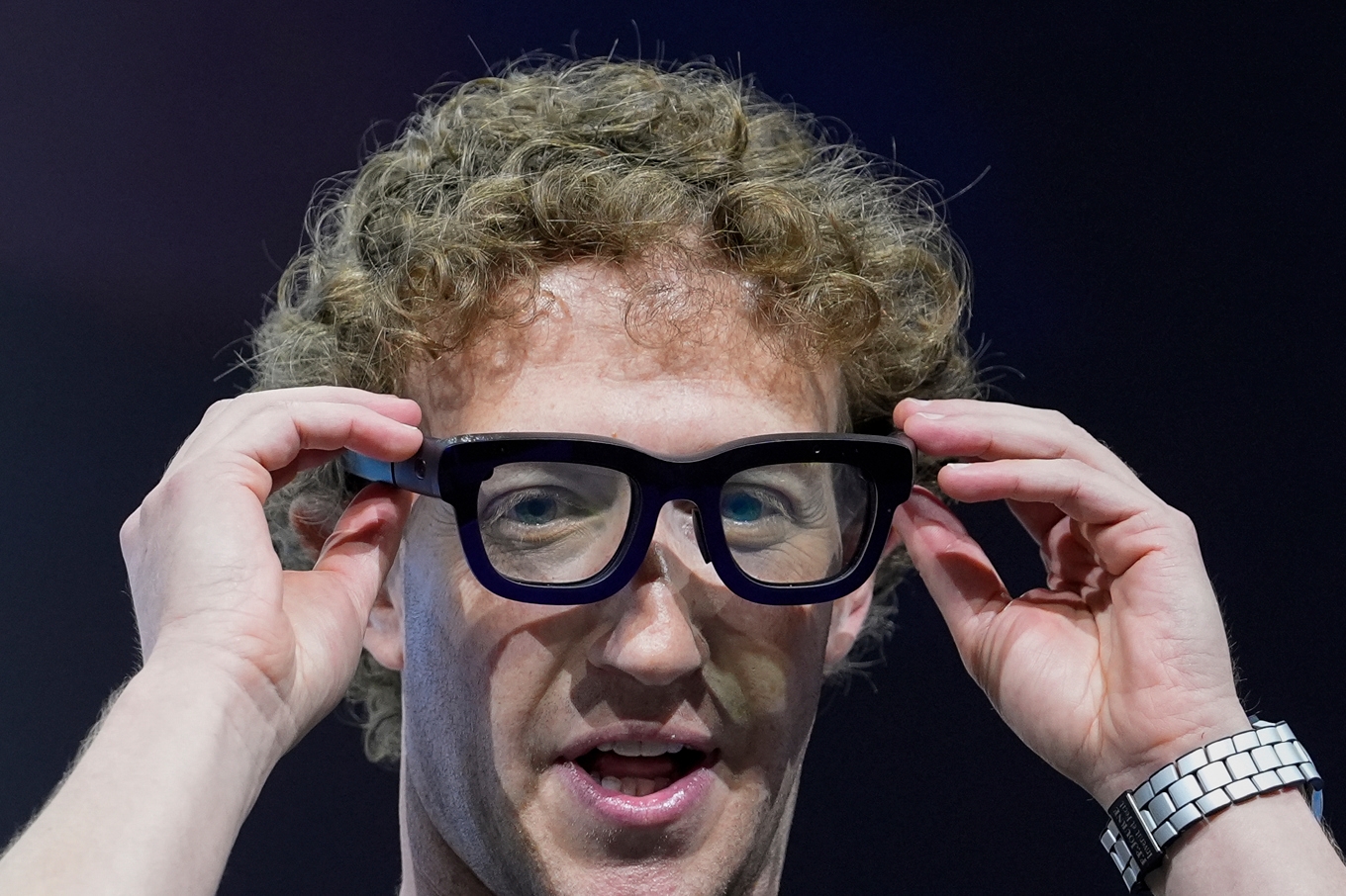 Metas vd Mark Zuckerberg med ett par smarta glasögon i september 2024. Arkivbild. Foto: Godofredo A. Vásquez/AP/TT