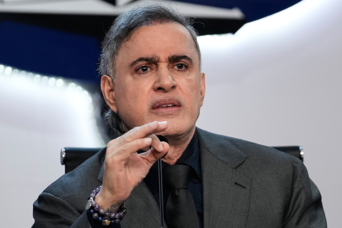 Venezuelas statsåklagare Tarek William Saab, som stod president Nicolás Maduro nära, har lämnat in sin avskedsansökan – och fått nytt toppjobb. Arkivbild. Foto: Matias Delacroix/AP/TT