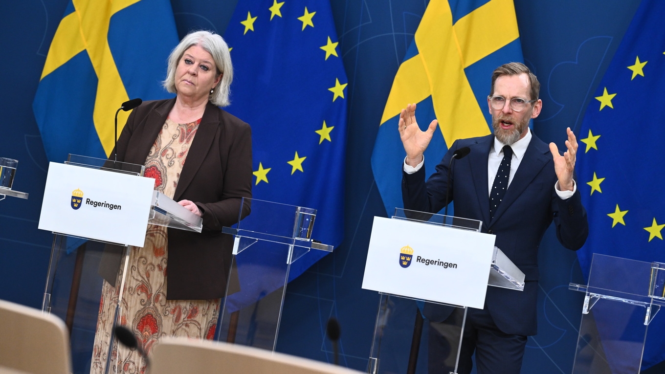 Socialminister Jakob Forssmed (KD) och socialtjänstminister Camilla Waltersson Grönvall (M) presenterar lagrådsremiss från samsjuklighetsutredningen. På pressträffen medverkade även Jakob Olofsgård (L) och Jessica Stegrud (SD). Foto: Claudio Bresciani/TT