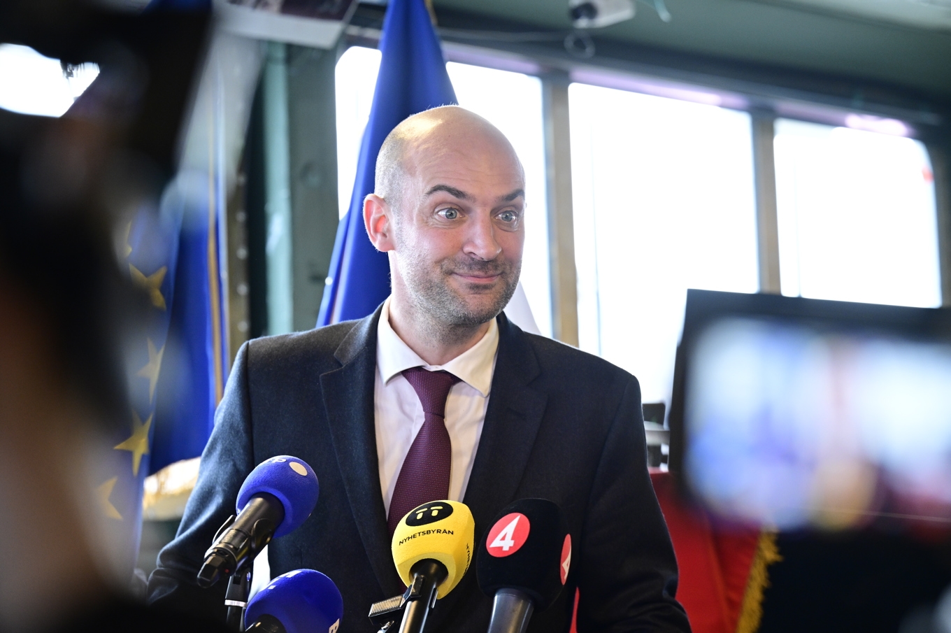 Frankrikes utrikesminister Jean-Noël Barrot vid en pressträff på det franska hangarfartyget Charles De Gaulle. Foto: Johan Nilsson/TT