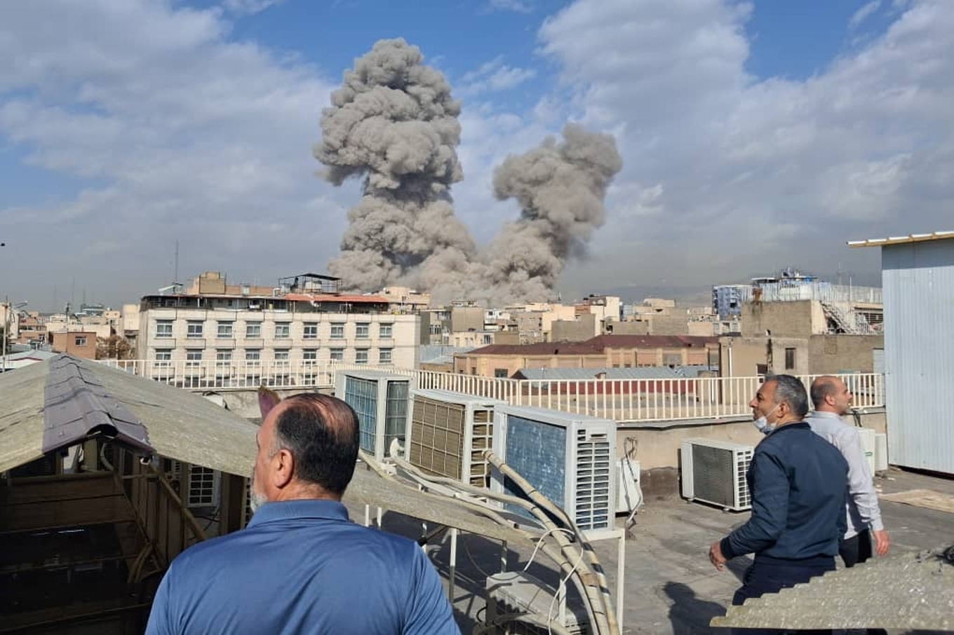 Rök stiger mot himlen efter explosioner i Irans huvudstad Teheran. Foto: AP/TT