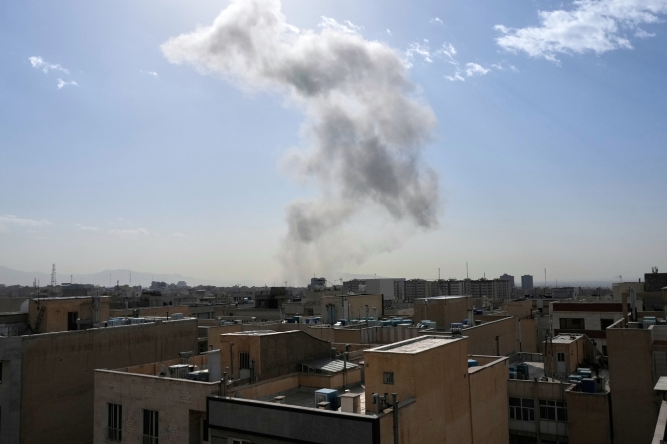 Rök efter en explosion i Iran på lördagen. Foto: Vahid Salemi/AP/TT