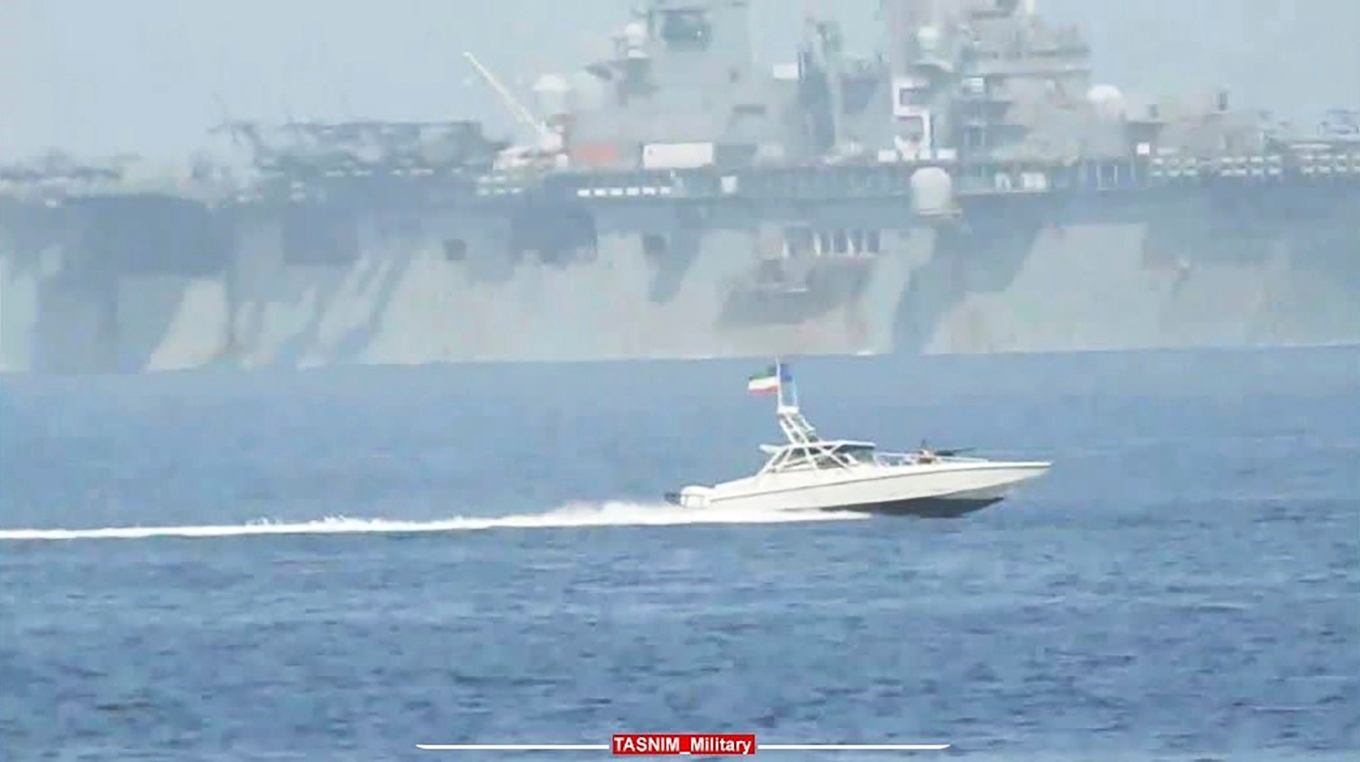 Fartyg ombeds undvika Hormuzsundet. Arkivbild. Foto: Iranian Revolutionary Guard/Tasnim News Agency/AP