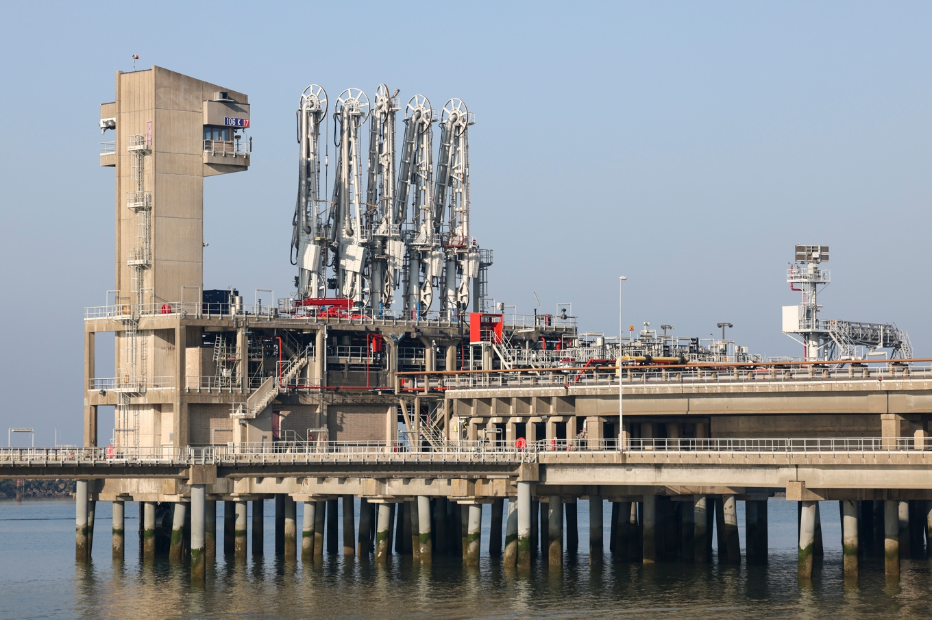 Ett bordat ryskt fartyg ur den så kallade "skuggflottan" ska föras till hamnen i Zeebrygge, Belgien. Arkivbild. Foto: Yves Herman/AP/TT