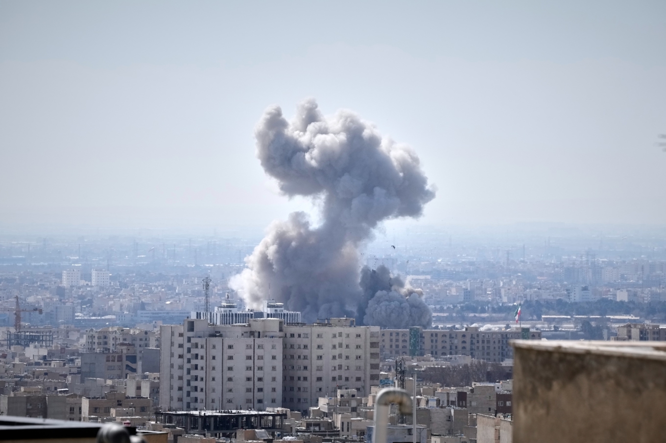 Rökpelare syns över Irans huvudstad Teheran på söndagen. Foto: Vahid Salemi/AP/TT