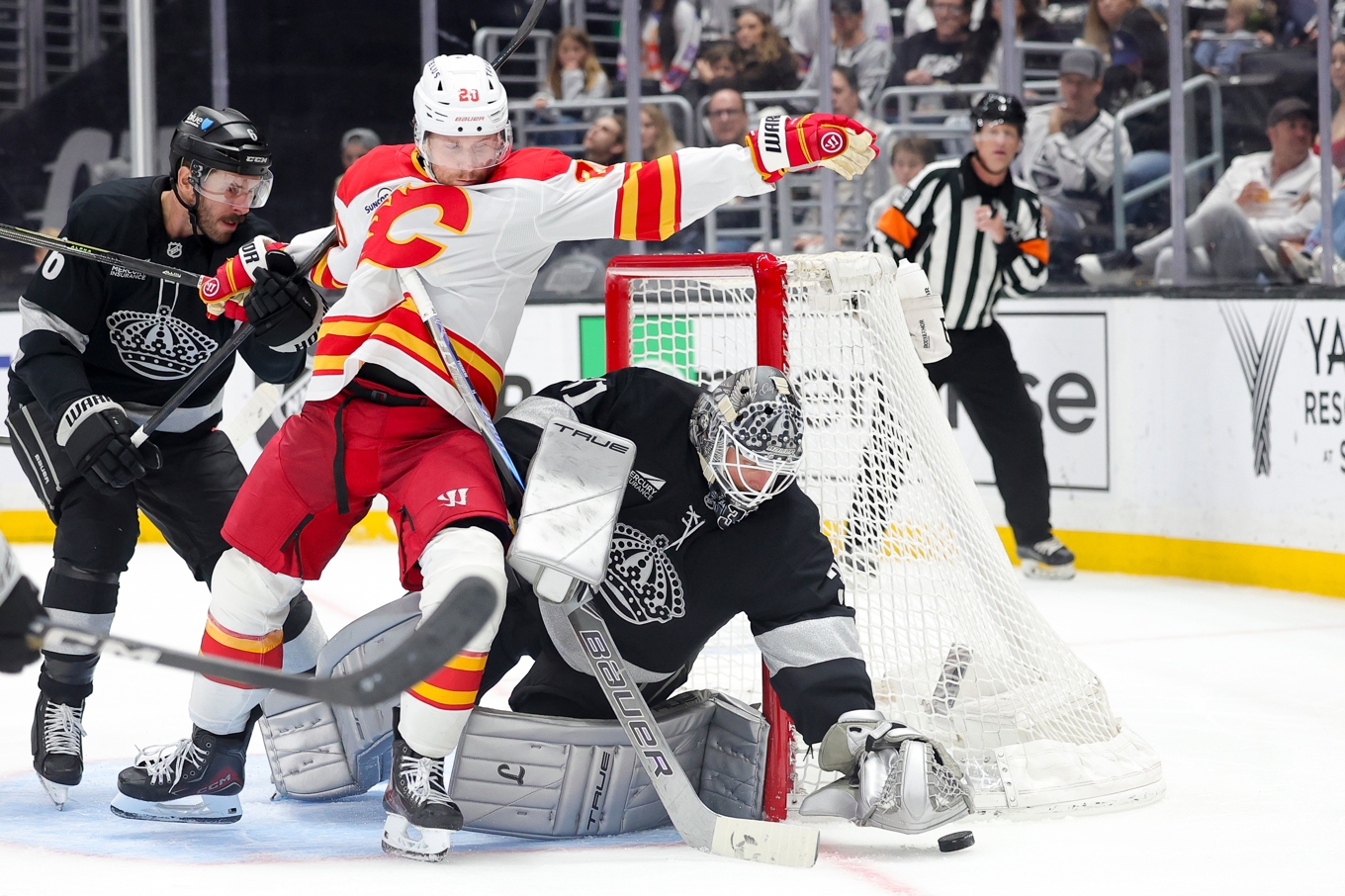 Anton Forsberg reder ut en situation framför mål. Foto: Ryan Sun/AP/TT