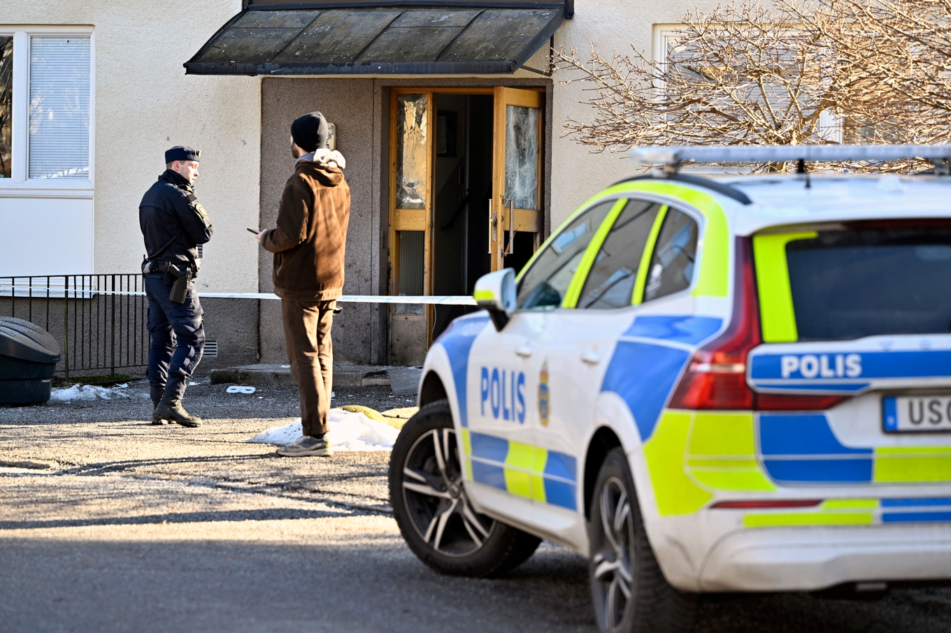 Något har exploderat vid en port Rågsved i södra Stockholm på måndagen. Foto: Pontus Lundahl/TT
