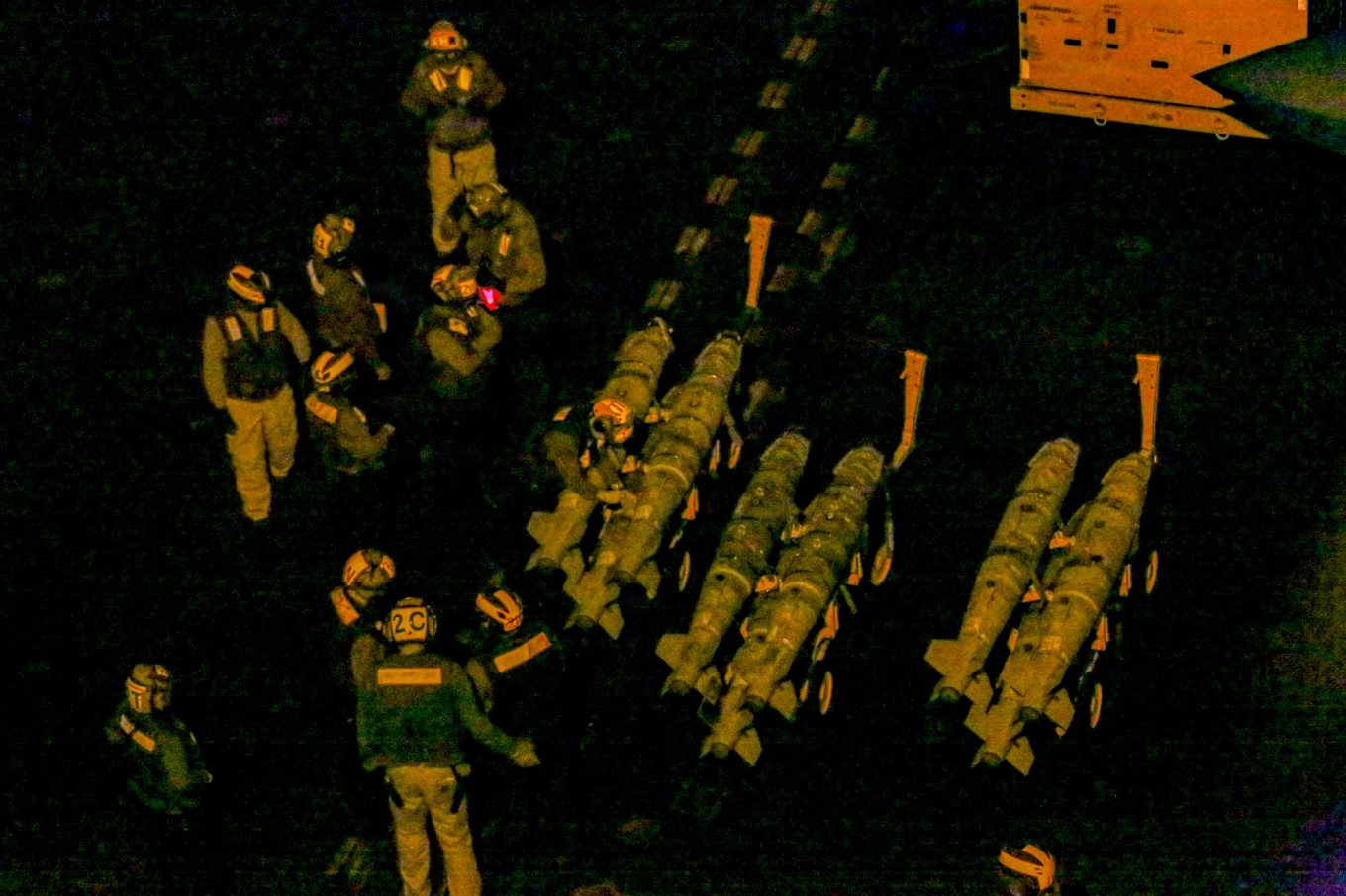 Amerikanska militärer ombord på hangarfartyget USS Lincoln förflyttar bomber som ska användas i kriget mot Iran. Bilden togs i söndags. Foto: USA:s militär/AP/TT