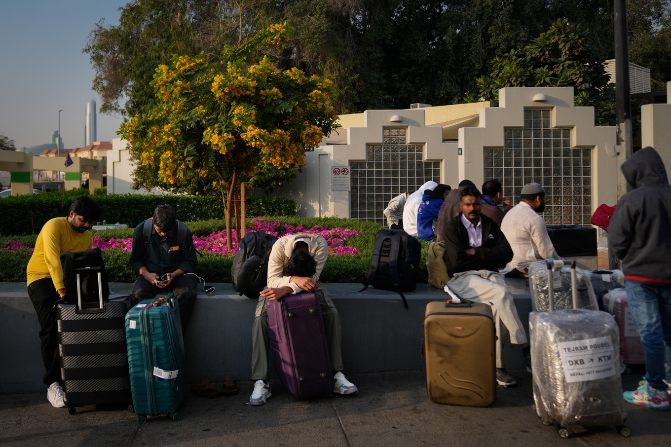 Strandsatta flygpassagerare på Dubais Internationella flygplats i söndags. Arkivbild. Foto: Altaf Qadri /AP/TT