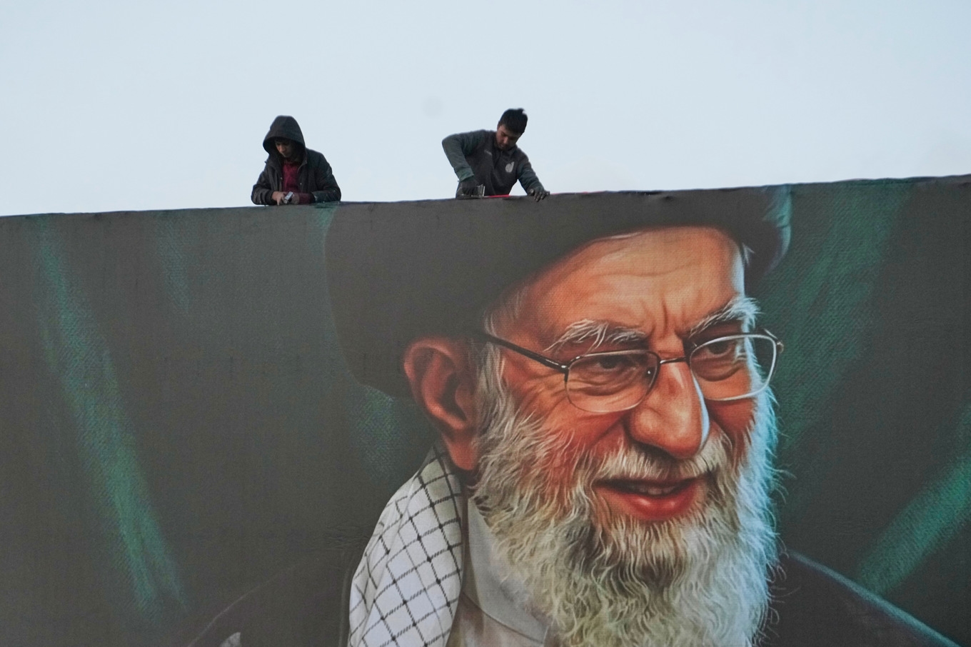 Ett porträtt av Irans dödade högste ledare ayatolla Ali Khamenei i Teheran. Bilden är från i måndags. Foto: Vahid Salemi/AP/TT