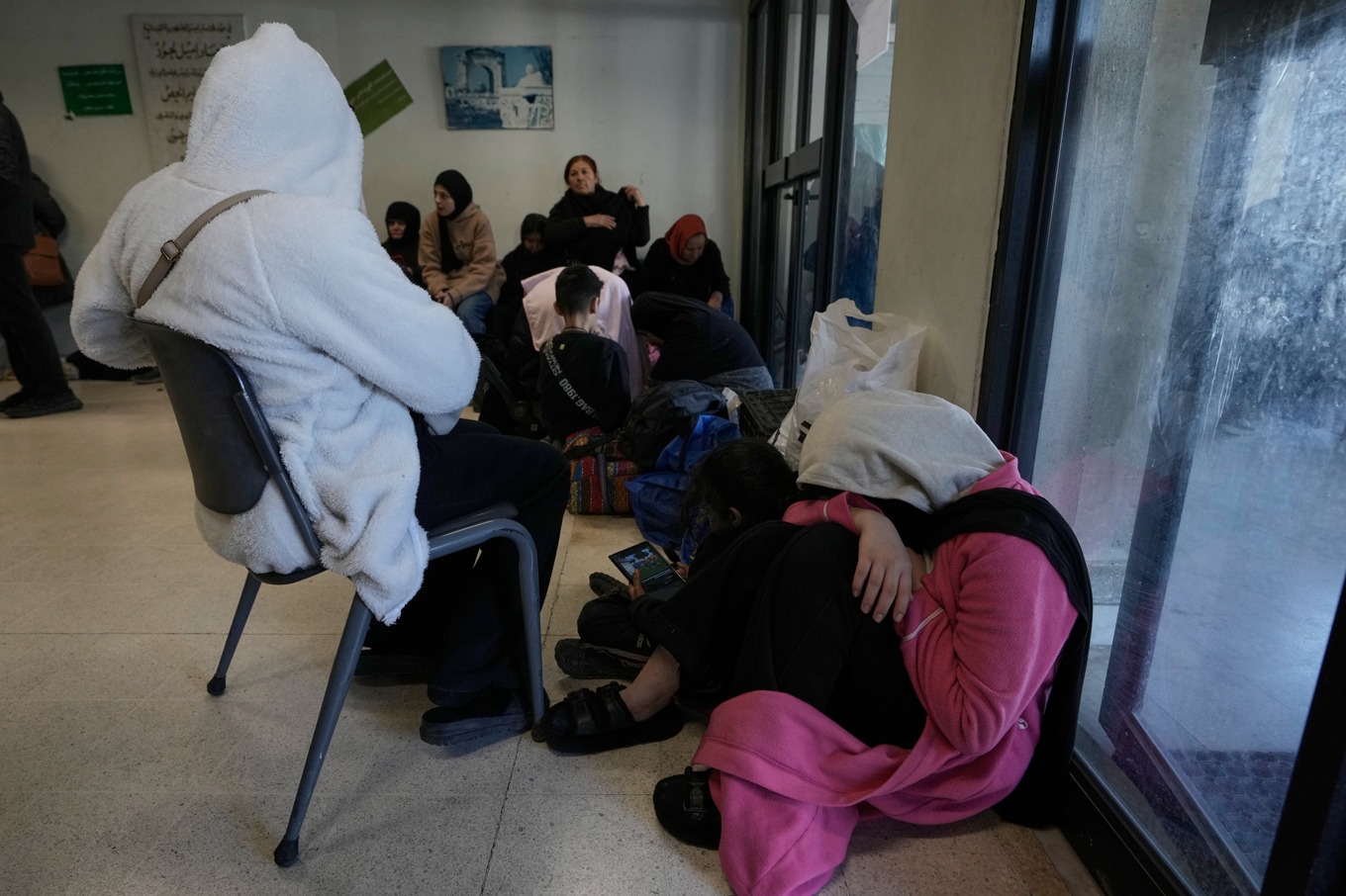 Människor på flykt från de israeliska attackerna mot södra Libanon på måndagen. Foto: Bilal Hussein/AP/TT