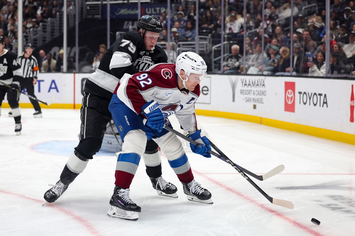 Coloradostjärnan Gabriel Landeskog i bortamötet med Los Angeles Kings. Foto: Ryan Sun/AP/TT