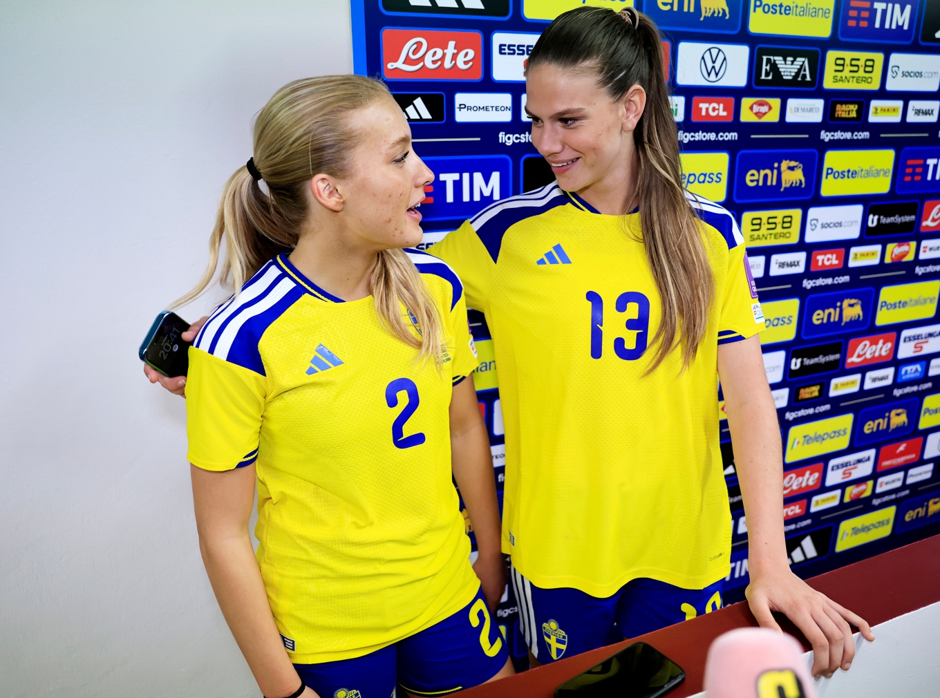 Bästa vännerna Smilla Holmberg och Bella Andersson efter första A-landskampen tillsammans. Foto: Stefan Jerrevång/TT