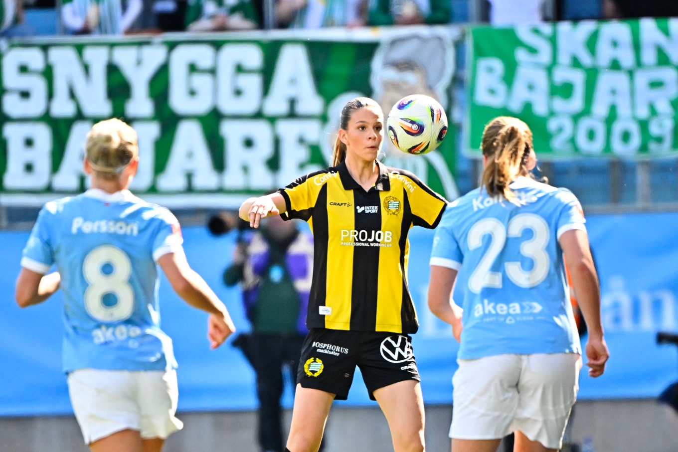 19-åriga Bella Andersson, här i Hammarbytröjan under fjolårets damallsvenska säsong, gör landslagsdebut i tisdagens VM-kvalmatch borta mot Italien. Foto: Johan Nilsson/TT