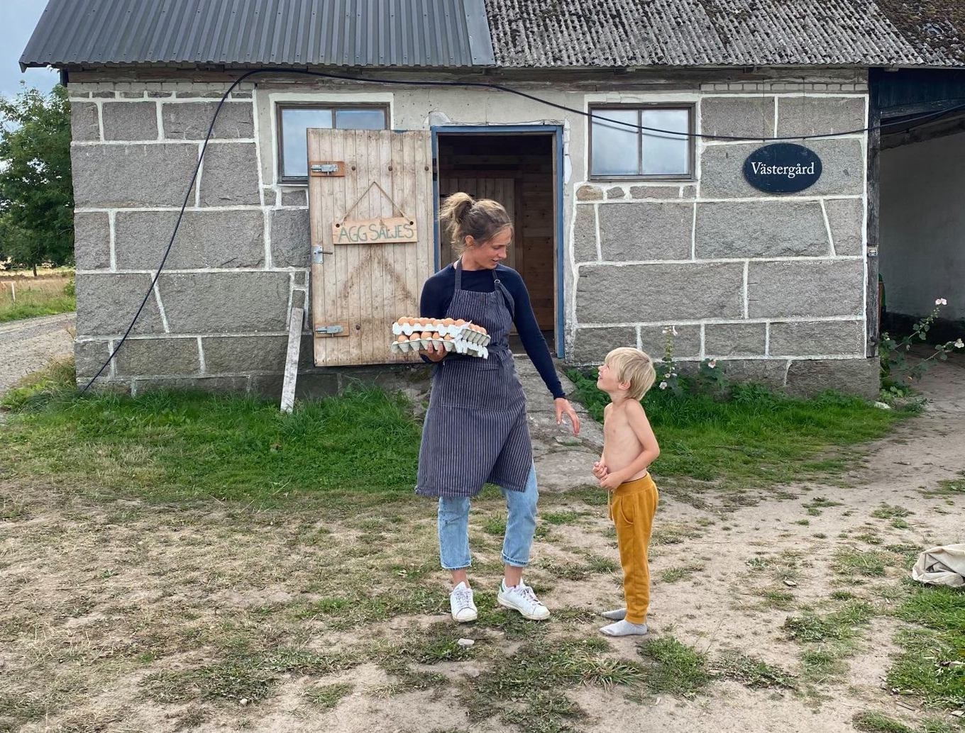 Tove Munthe äger gården Arken i Ravlunda strax utanför Kivik i Skåne. Där bedriver hon ett jordbruk som samspelar med naturen. Foto: Privat