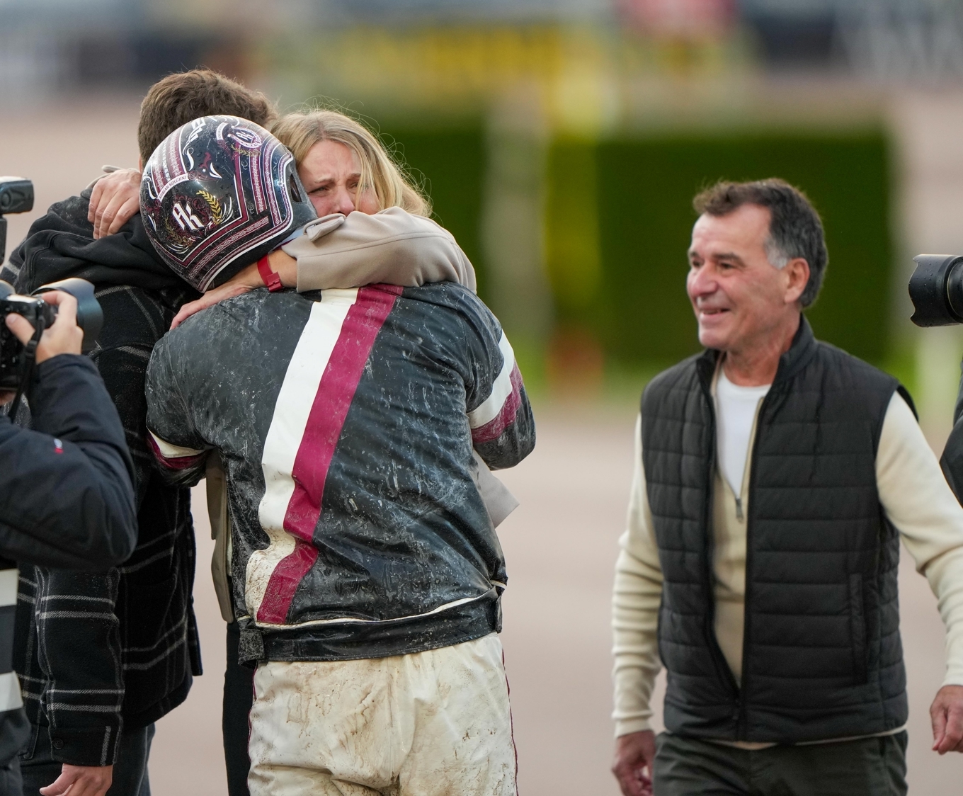 Adrian Kolgjini, med ryggen mot kameran, är numera tränare och förstekusk för Stall Kolgjini. Men pappa Ludde, till höger, har fortfarande stenkoll på hästarna. Foto: Thomas Blomqvist / TR Bild
