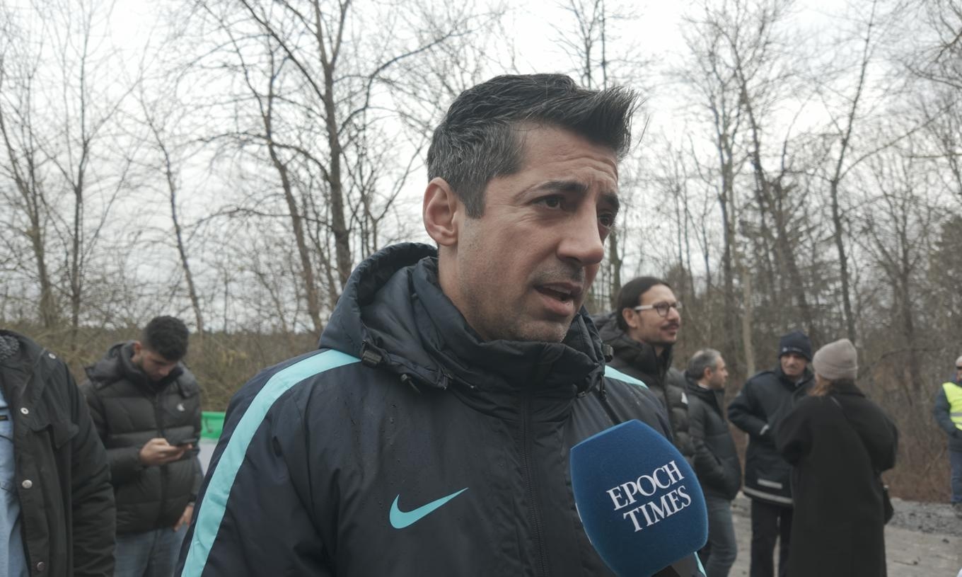 Mohammed-Reza Faghani, tidigare fotbollsdomare inom Fifa och i Sverige, deltog i manifestationen utanför Irans ambassad på Lidingö. Foto: Roger Sahlström