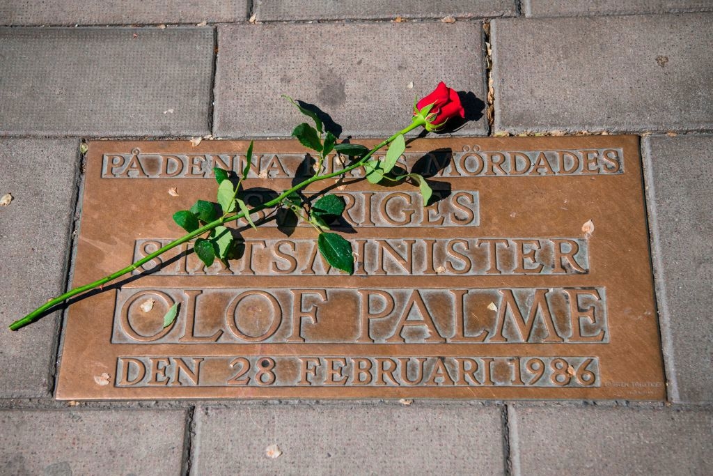 Minnesplaketten på platsen där Olof Palme mördades 1986. Foto: Jonathan Näckstrand/AFP via Getty Images