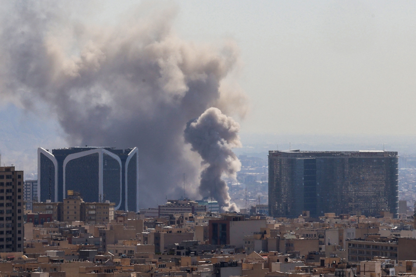 Rökmoln över Teheran den 1 mars efter USA:s och Israels angrepp på Iran. Foto: Atta Kenare / AFP via Getty Images.
