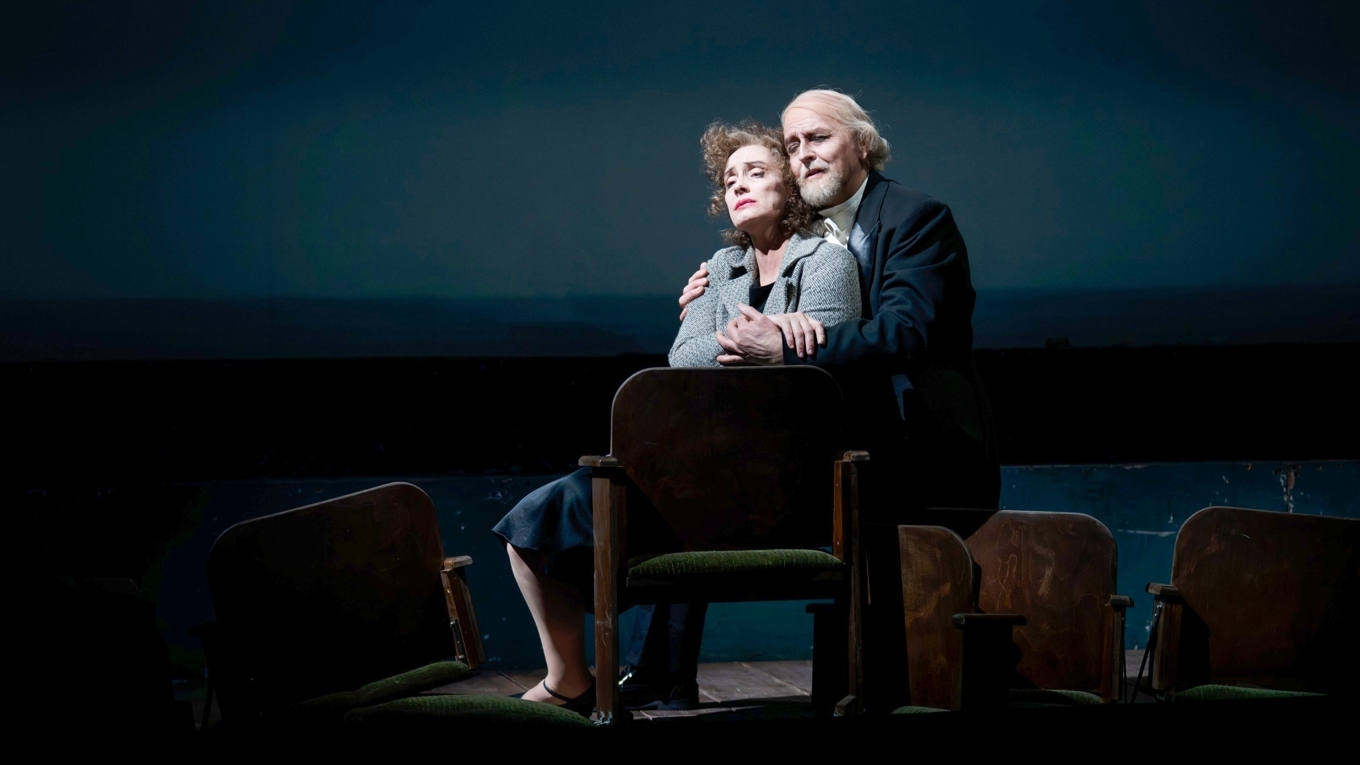 Den uttröttade och sorgsna Grete och den ångerfulle doktor Vigelius mot slutet av tredje akten.
Foto: Markus Gårder/Kungliga Operan