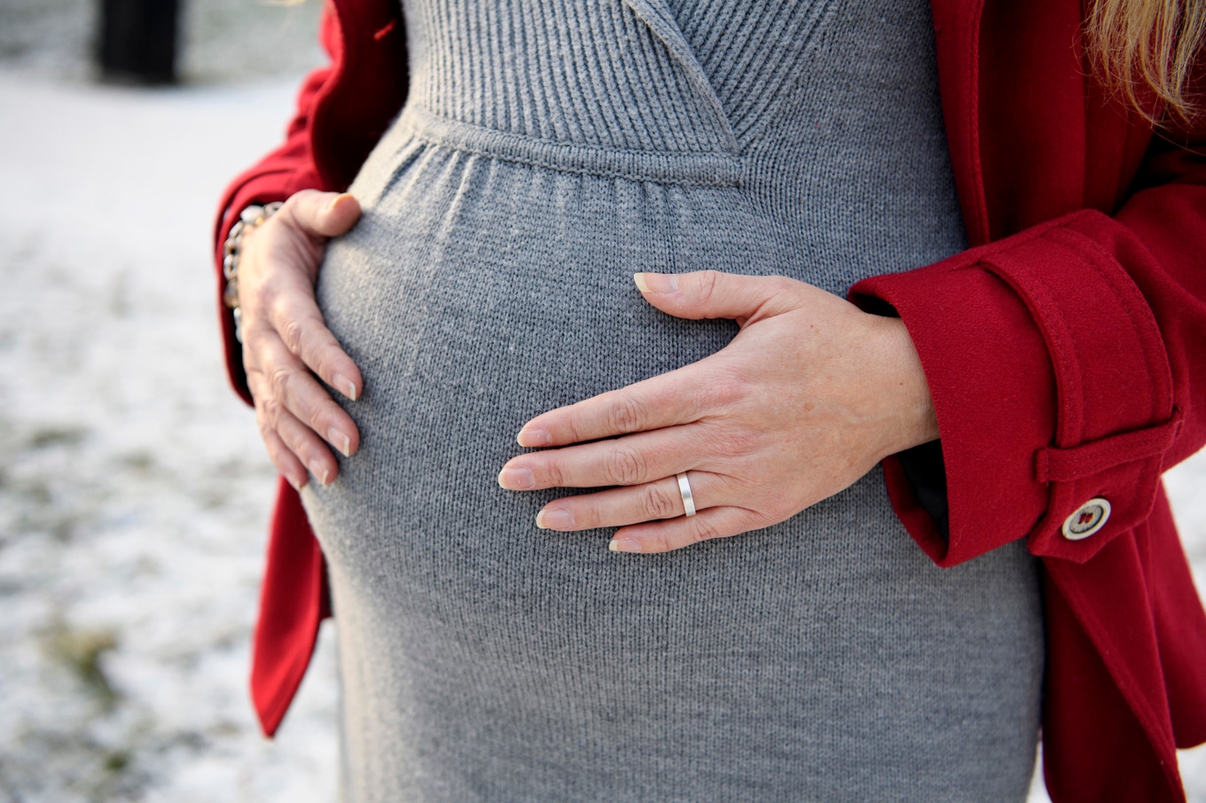 Dålig ekonomi och risk för det kan bidra till att fler unga kvinnor tvekar inför, eller avstår att skaffa barn. Arkivbild. Foto: Jessica Gow/TT