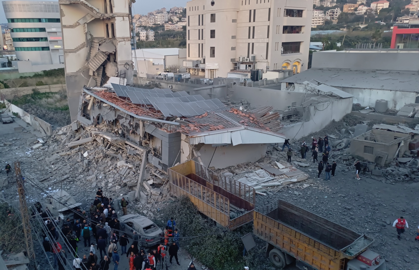 Resterna av ett muslimskt center i den libanesiska hamnstaden Sidon som anfallits av Israel. Foto: Mohammed Zaatari /AP/TT