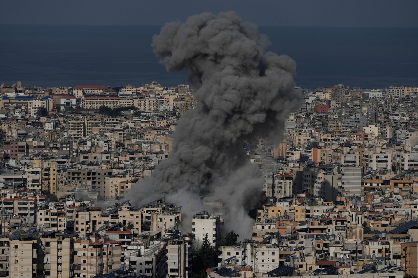 Striderna har spridits till andra länder, här en israelisk attack mot en förort i södra Beirut i Libanon. Foto: Bilal Hussein/AP/TT