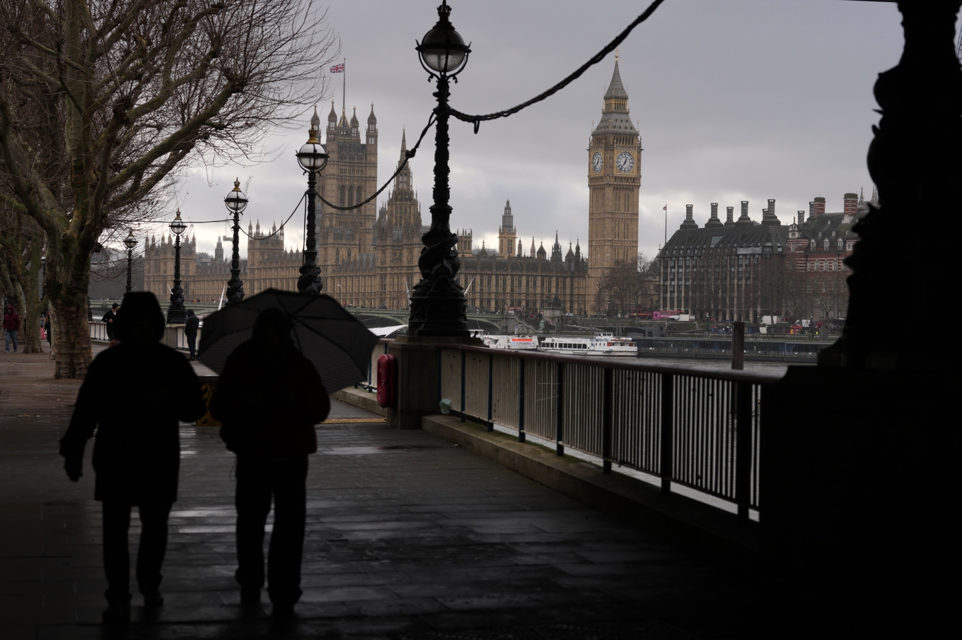 Strandpromenad mot brittiska parlamentet, Houses of Parliament, i London. Arkivbild. Foto: Kin Cheung /AP/TT