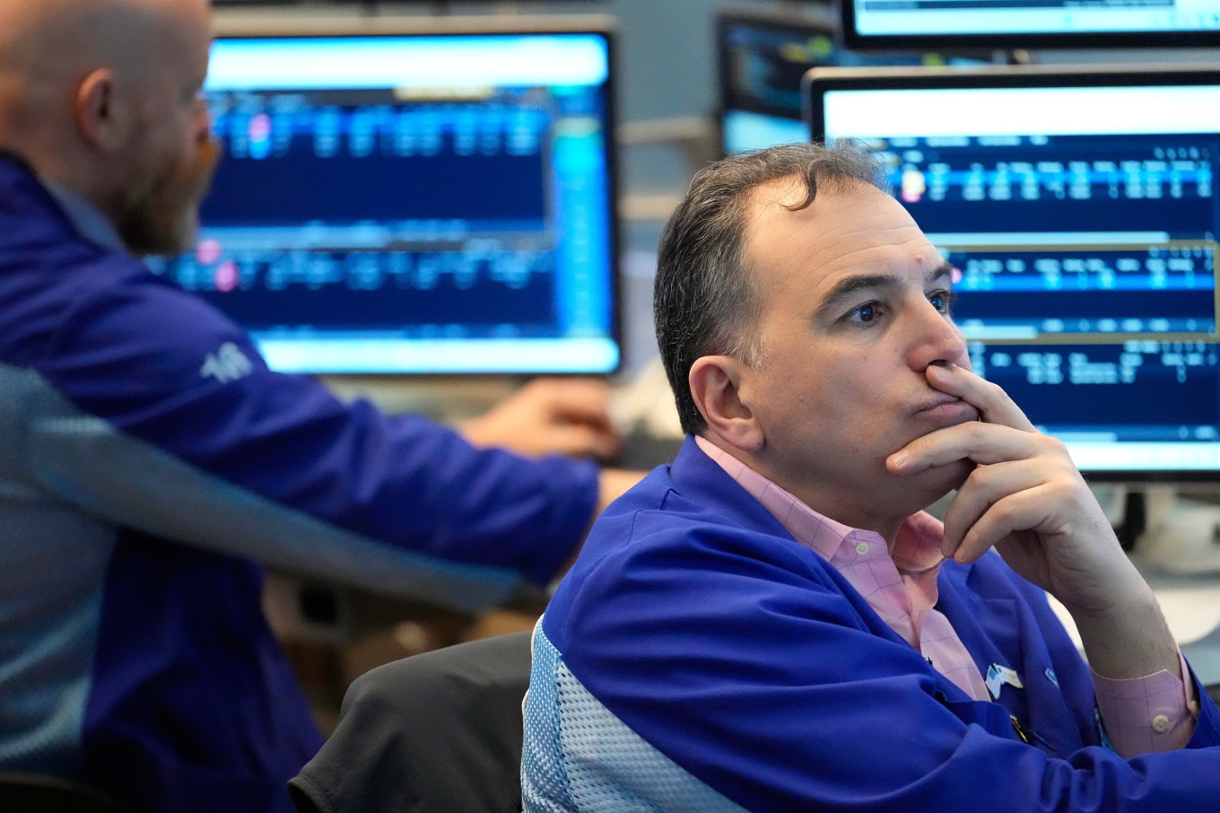 Handlarna på Wall Street hade en hel del att fundera över på torsdagen. Foto: Seth Wenig/AP/TT