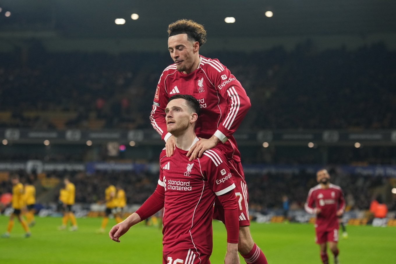 Liverpools Andrew Robertson firar med Curtis Jones efter ett av målen i 3–1-segern över Wolverhampton. Foto: Dave Shopland /AP/TT