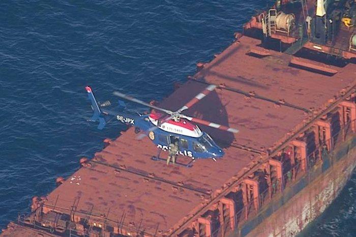 Kustbevakningen bordade med hjälp av polisen fraktfartyget Caffa på fredagen. Foto: Kustbevakningen