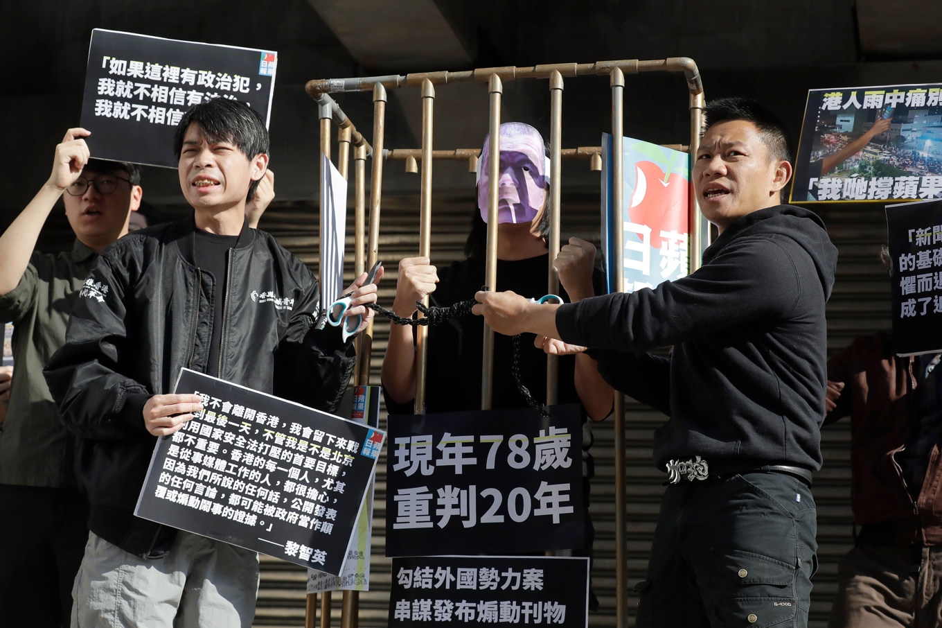 Demonstranter från Hongkong i protest i Taiwan till stöd för Jimmy Lai i februari i år. Foto: Chiang Ying-Ying/AP/TT
