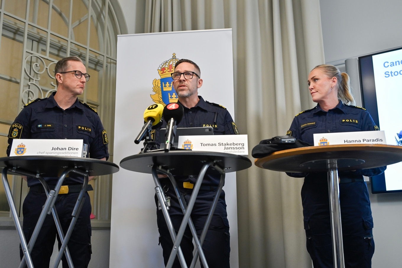 Spaningschef Johan Dire, insatsledare Tomas Stakeberg Jansson och Hanna Paradis, biträdande chef på utredningsenheten på Noa (polisens nationella operativa avdelning). Foto: Anders Wiklund/TT