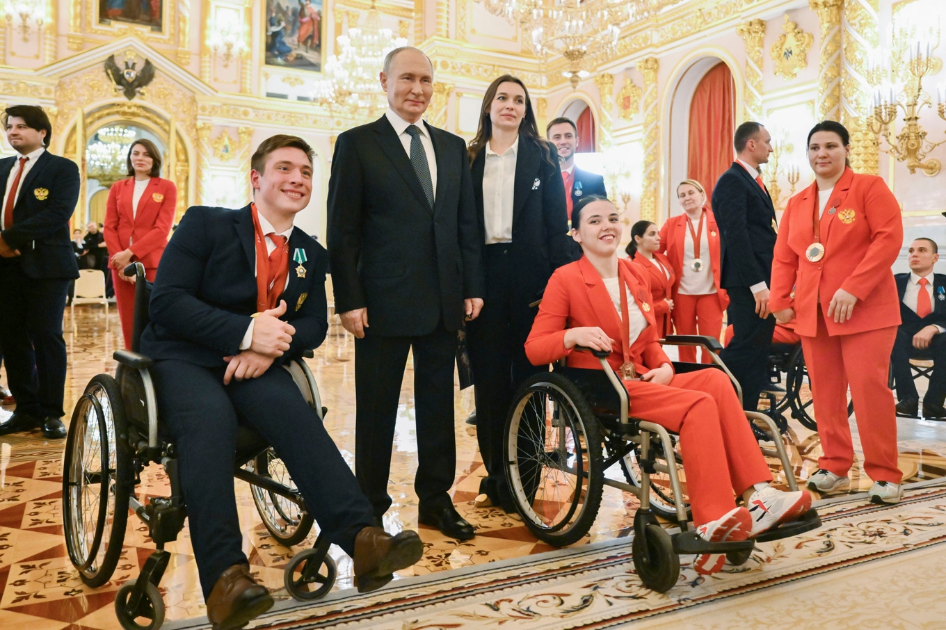Rysslands president Vladimir Putin med idrottare från Paralympics i Paris 2024. Arkivbild. Foto: Kristina Kormilitsyna/AP/TT