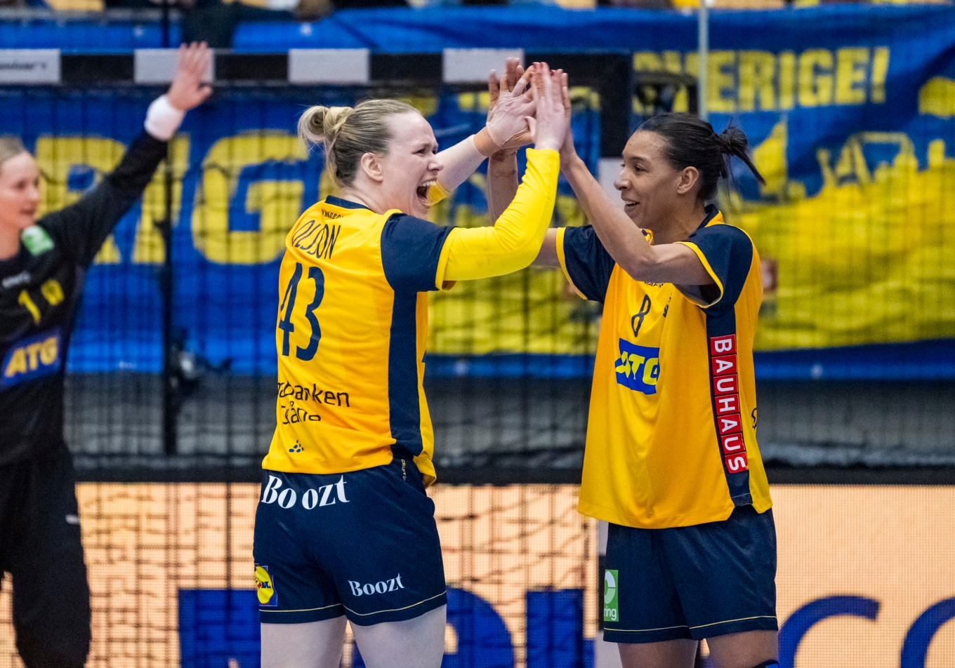 Sveriges Emma Olsson jublar med veteranen Jamina Roberts efter sitt första A-landslagsmål i karriären. Foto: Johan Nilsson/ TT