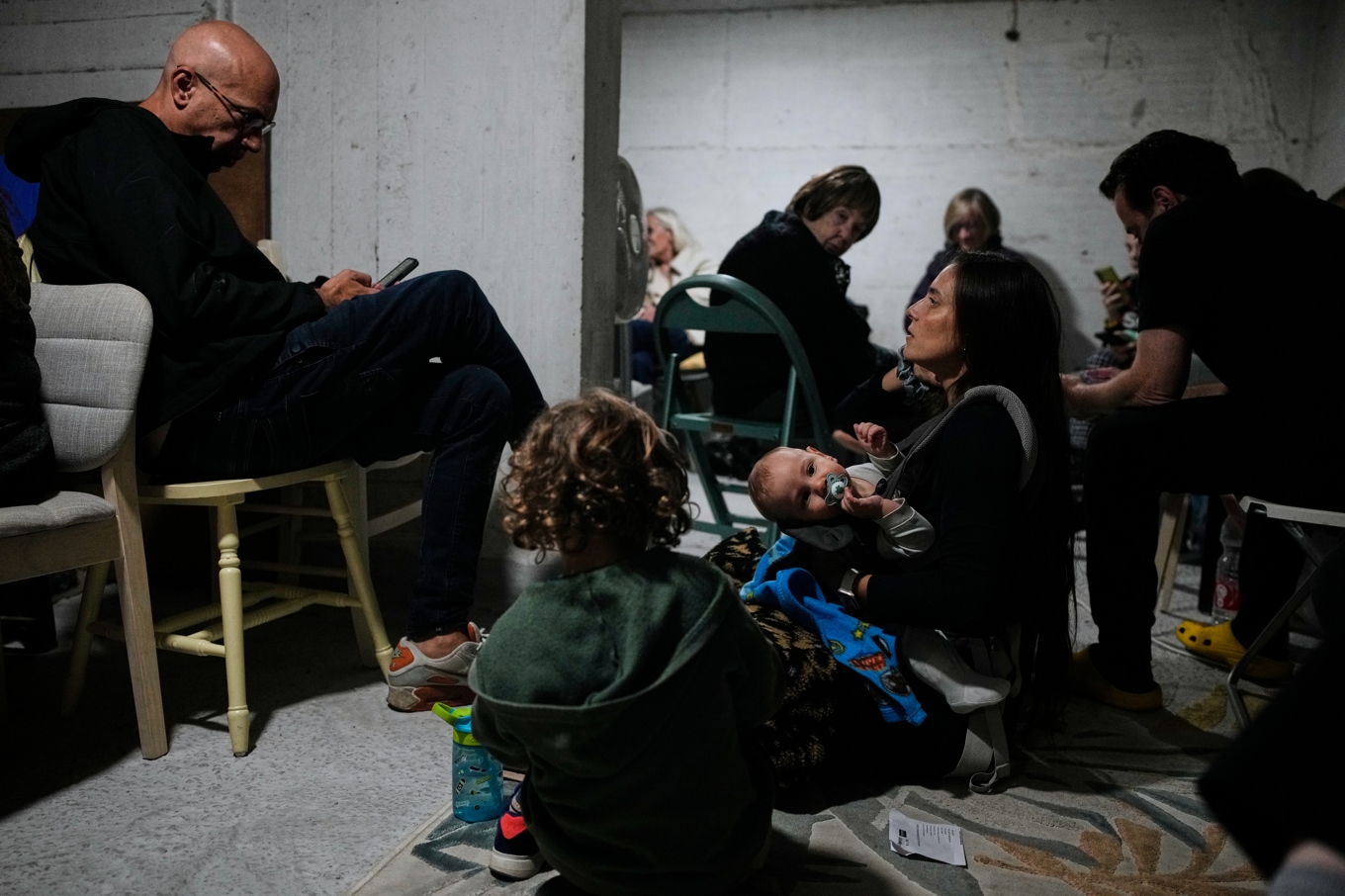 Människor söker skydd under ett iranskt flyganfall mot Tel Avviv i Israel på fredagen. Foto: Ohad Zwigenberg/AP/TT