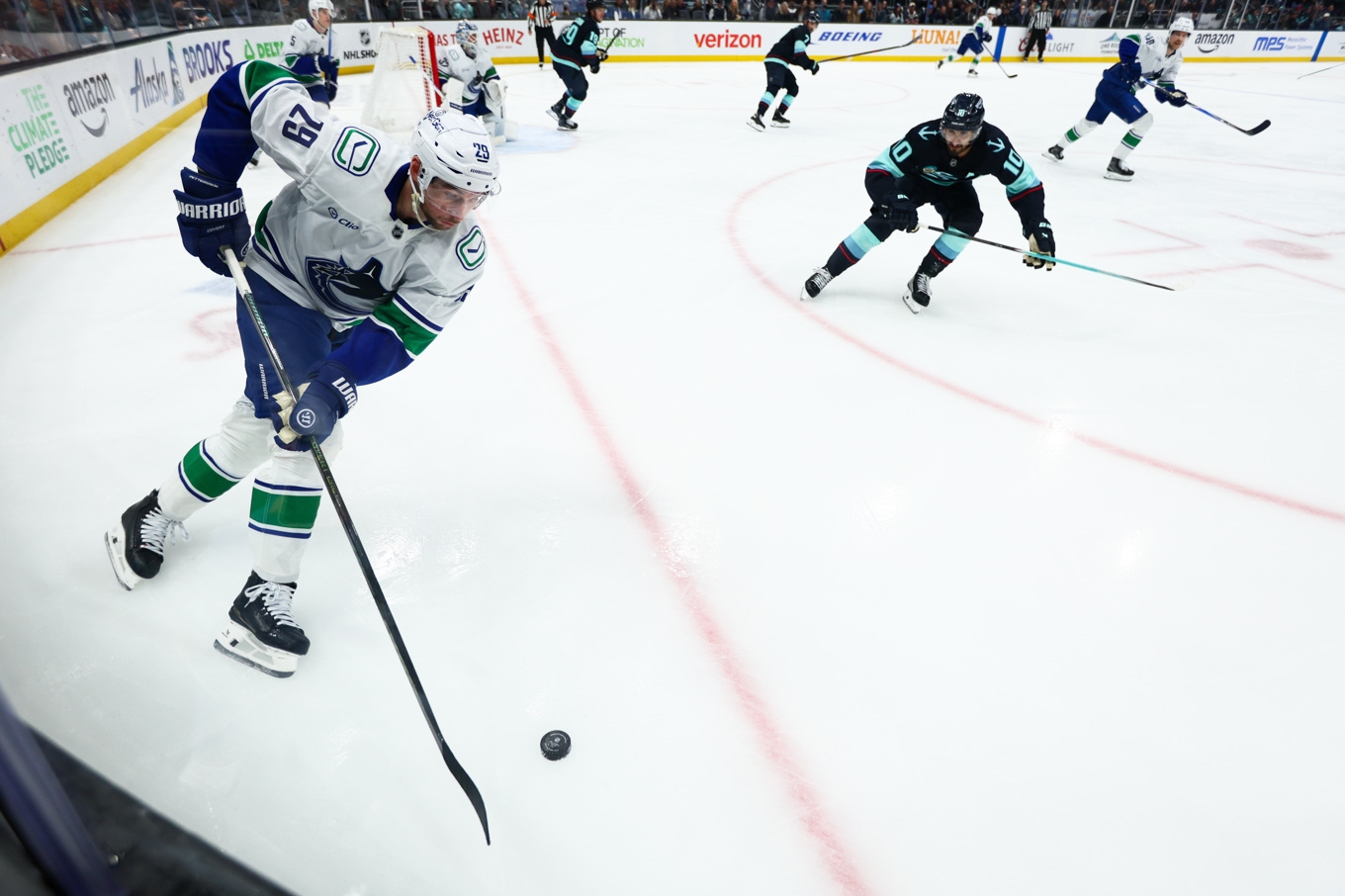 Vancouvers Marcus Pettersson (29) stod för tre assister i nattens NHL. Bild från en match i februari. Foto: Kevin Ng/AP/TT