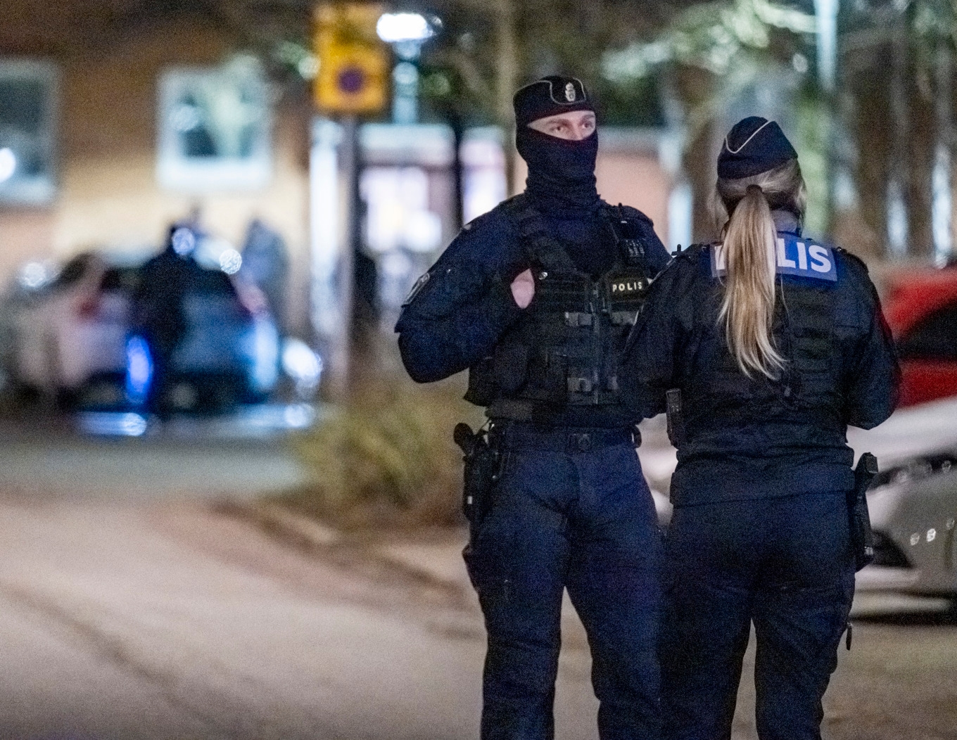 Polisen befinner sig vid ett flerfamiljshus på Persborg i Malmö efter larm om en skjutning natten till lördagen. Foto: Johan Nilsson / TT