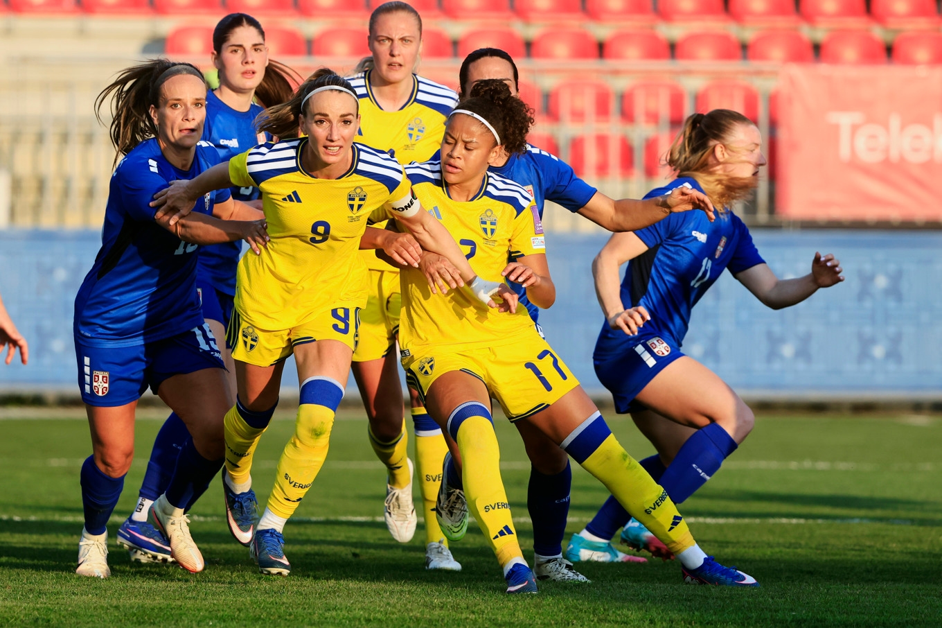 Sveriges Kosovare Asllani och Felicia Schröder i bortamatchen mot Serbien i VM-kvalet. Foto: Stefan Jerrevång/TT
