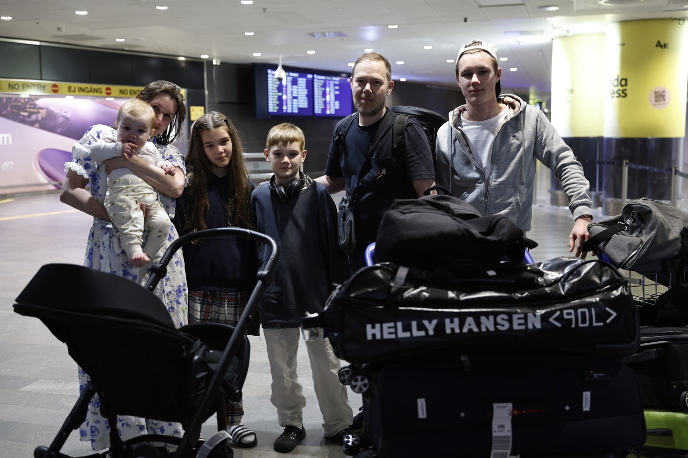 Luleåfamiljen kom med planet med strandsatta svenskar från Dubai. Från vänster Jenny Hedlund Norkyn med Hugo 9 månader, Solvei, 12, Trond, 10, Roy Norkyn och Jonah, 16. Foto: Fredrik Persson/TT