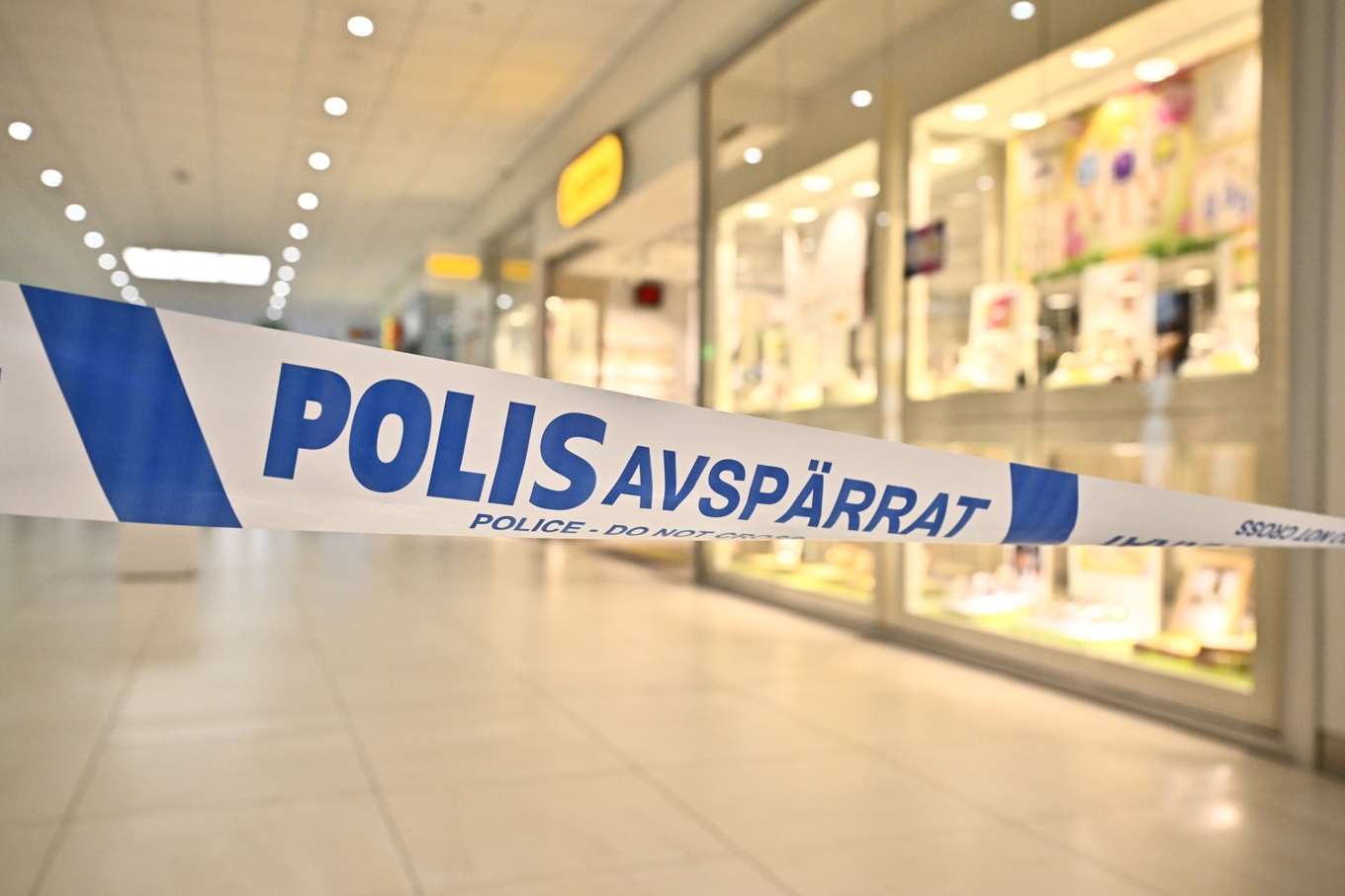 Polisen patrullerar en galleri i Upplands Väsby efter ett rån mot Guldfynd. Foto: Christine Olsson/TT