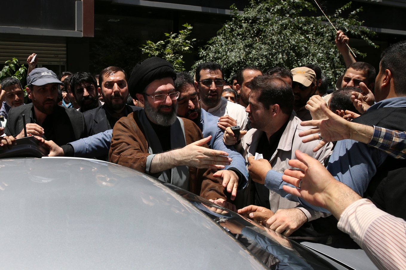 Mojtaba Khamenei hälsar på anhängare i Teheran i juni 2018. Foto: Vahid Salemi/AP/TT